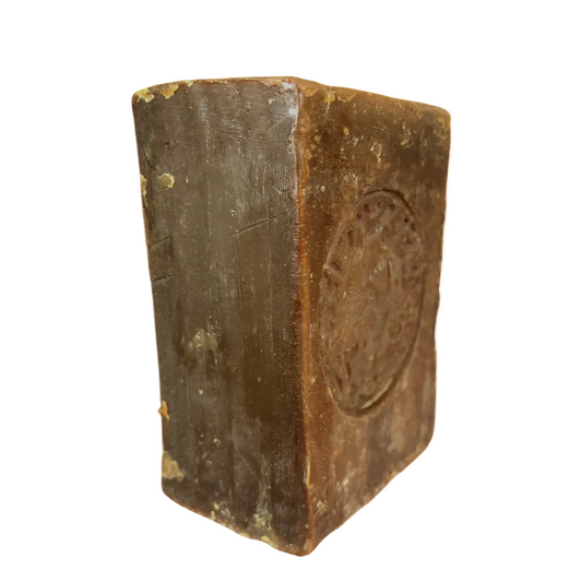 Traditional Aleppo Laurel Soap by Fansa 12% side view showing handmade texture and thickness | صابون غار حلبي من فنصة 12% منظر جانبي يوضح السماكة والملمس اليدوي الطبيعي