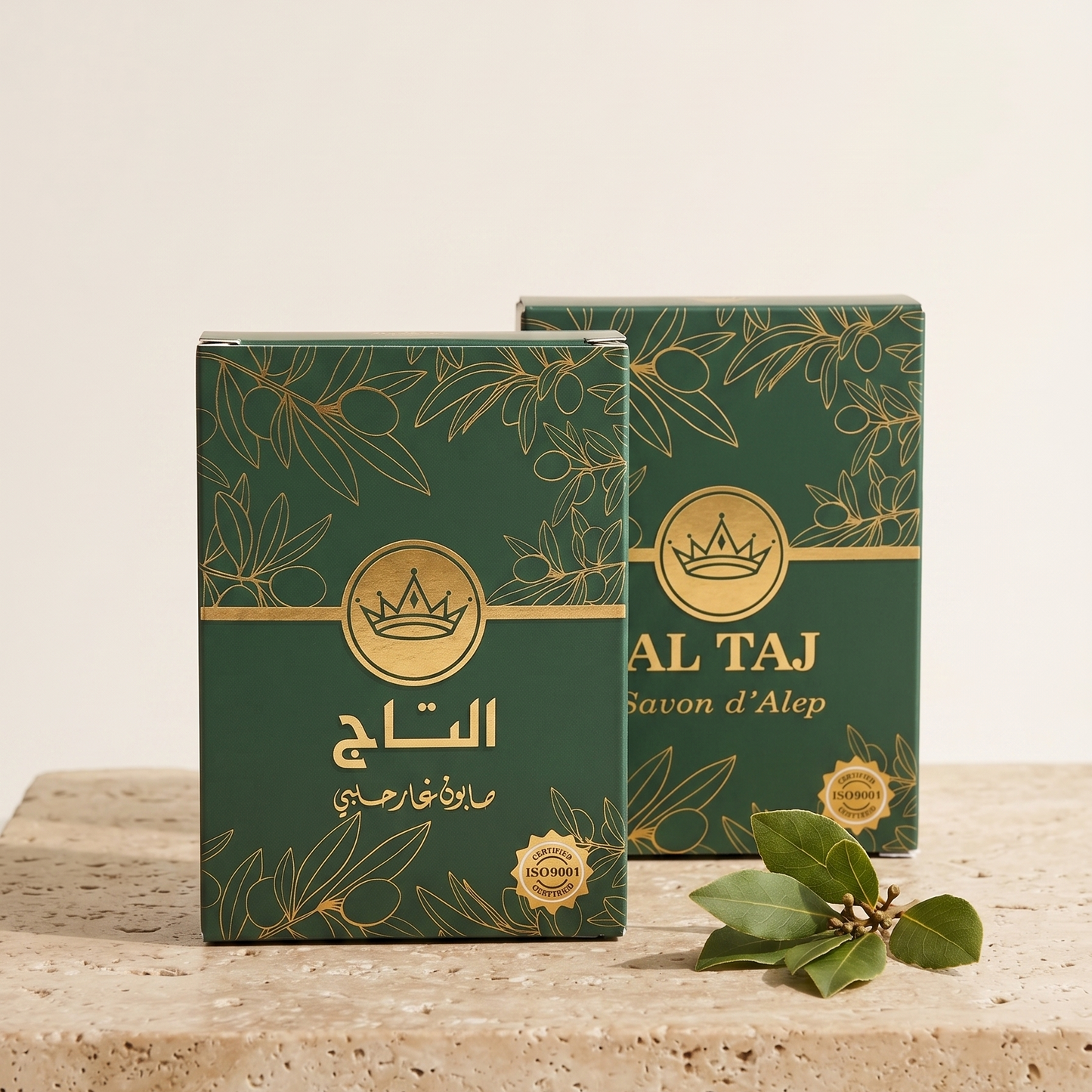 صابون الغار الحلبي من التاج — قالبان من الصابون أخضر داكن معروضان على سطح حجري