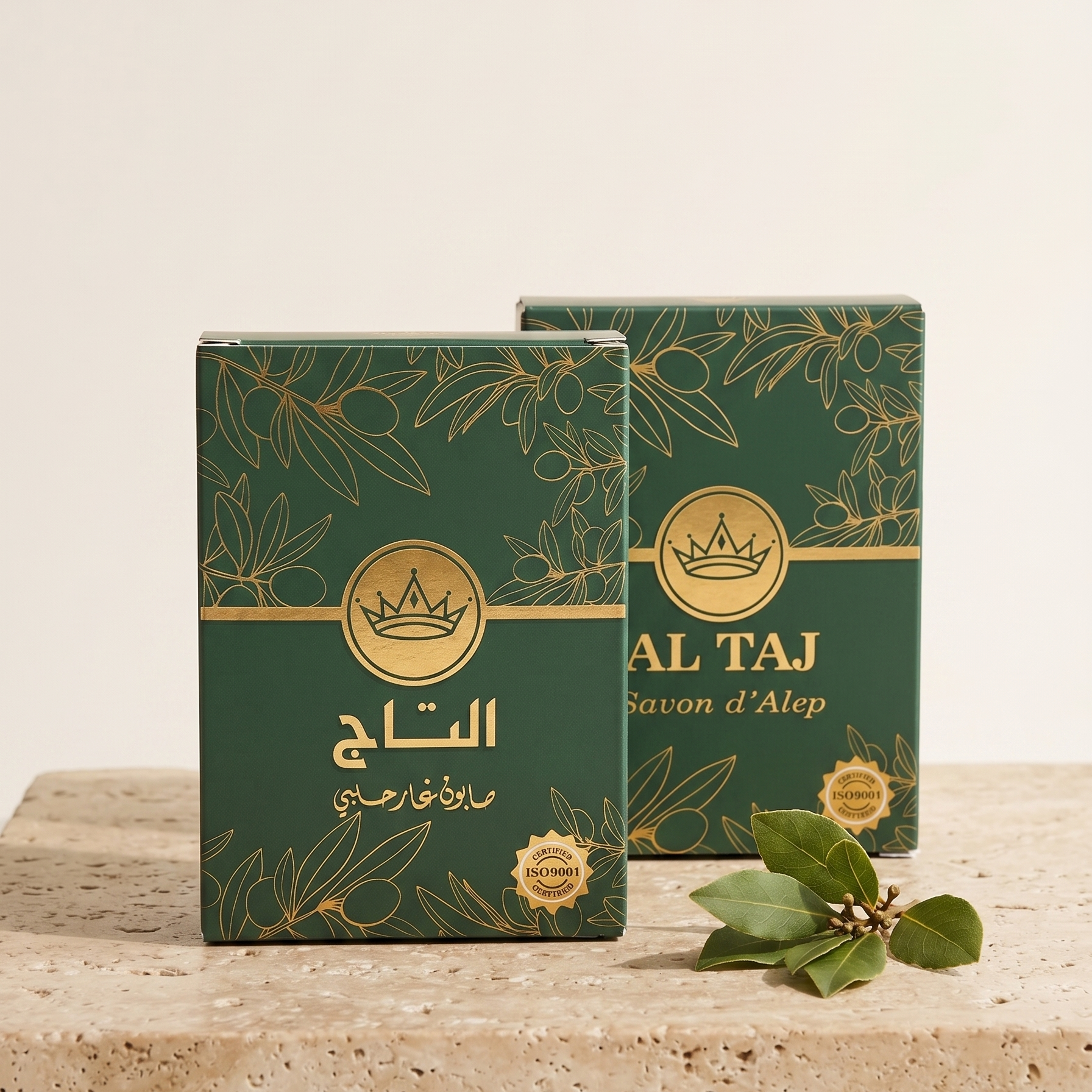 صابون الغار الحلبي من التاج — قالبان من الصابون أخضر داكن معروضان على سطح حجري